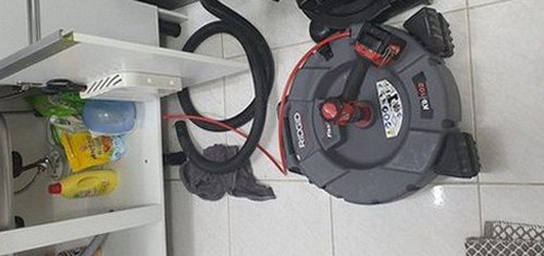 내곡동 하수구막힘 배관 경사와 이음부를 확인하는 점검 장면